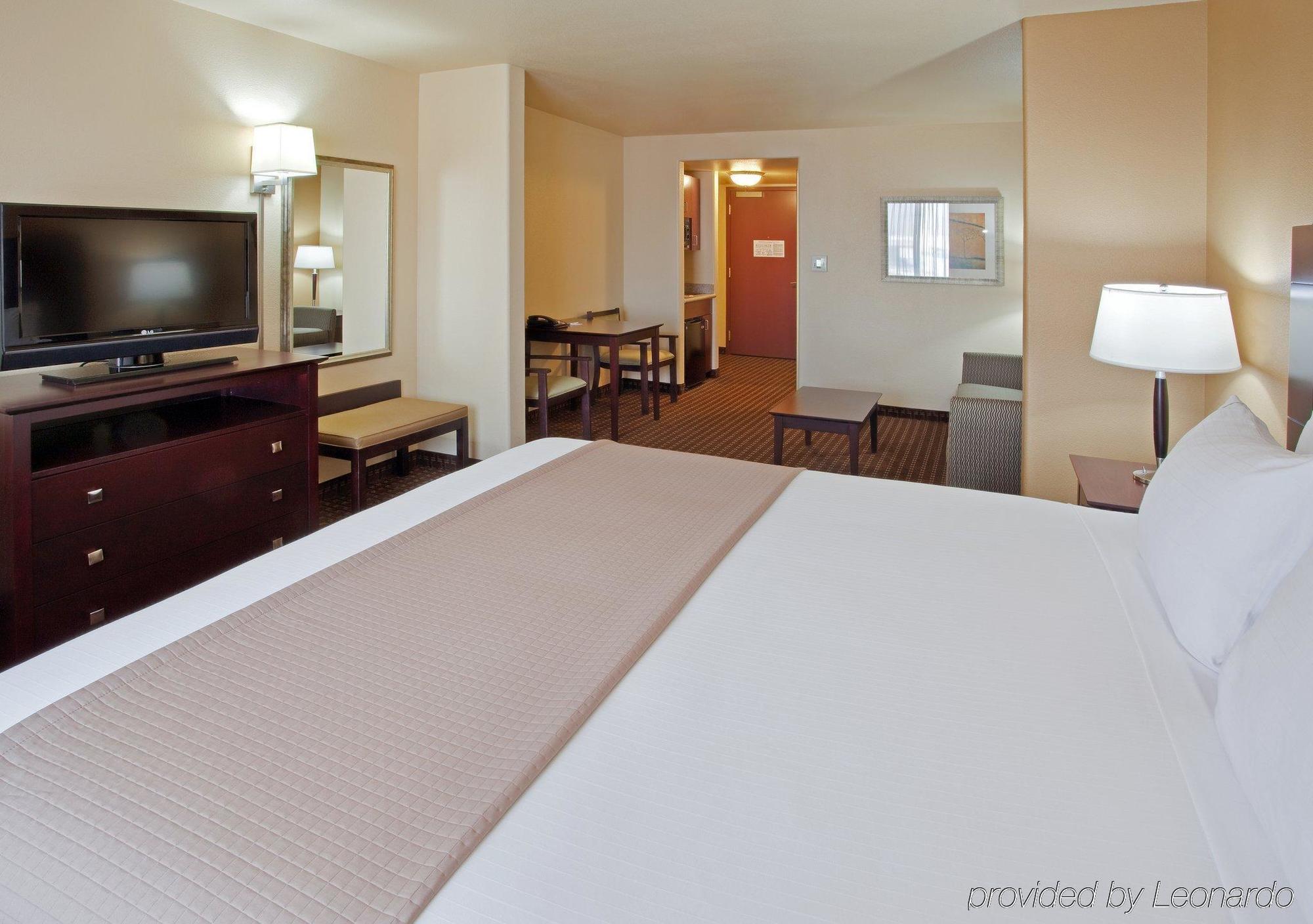Holiday Inn Express & Suites Dinuba West By Ihg Bilik gambar